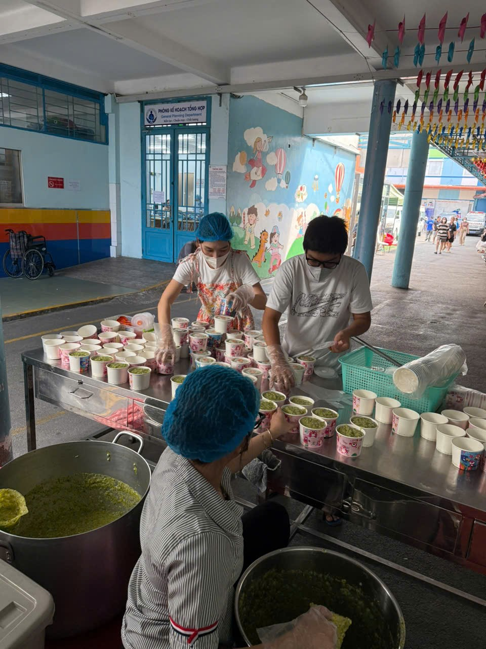 Trao cháo yêu thương